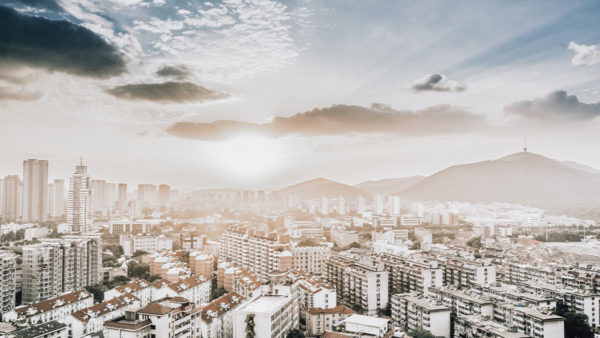 Cidade grande crescendo vista aérea